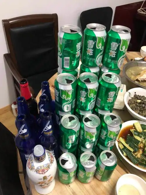 不知不觉空酒罐堆成山