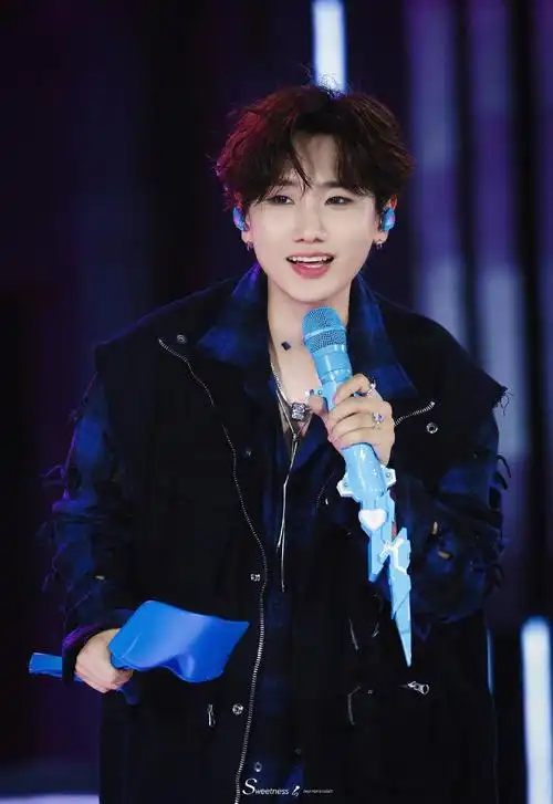 新闻240901汪苏泷演唱会大合照引发粉丝热议温暖瞬间传递幸福能量