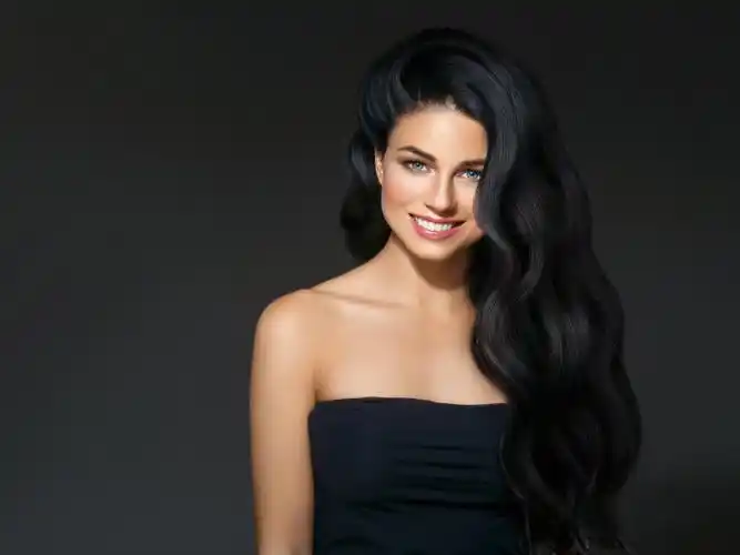 时尚黑发性感美女图片