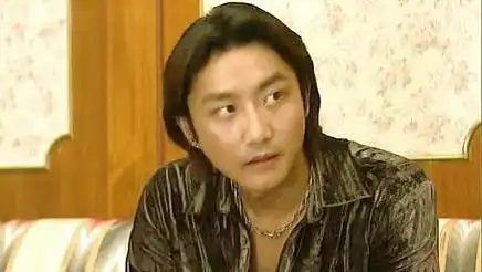 阿佑是阿丽的前男友,后来阿浩喜欢了阿丽,阿佑为了阿丽不得已背叛了