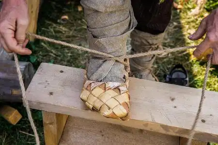 破鞋一个男人穿上一双破鞋照片