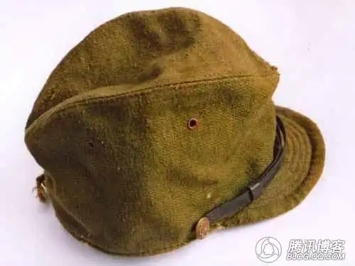 图2 二战中日本画册封面上的战争罪魁东条英机  我手中的这顶军帽中用