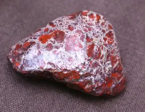 2,红伊丁石来自火星,是在新疆哈密淖毛湖戈壁滩新发现的一个新的陨石