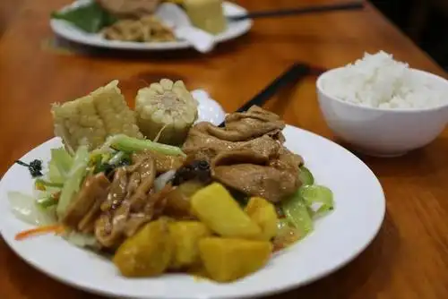 普陀山三大寺院的普济寺,法雨寺,慧济寺都有地道的寺院斋饭提供,味道