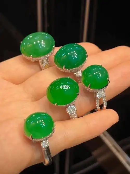 冰绿翡翠蛋面裸镶女士戒指