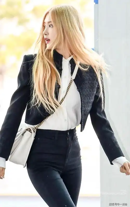 原创韩国腰精朴彩英爆照彩虹仙女裙秀一字肩网友更爱小蛮腰