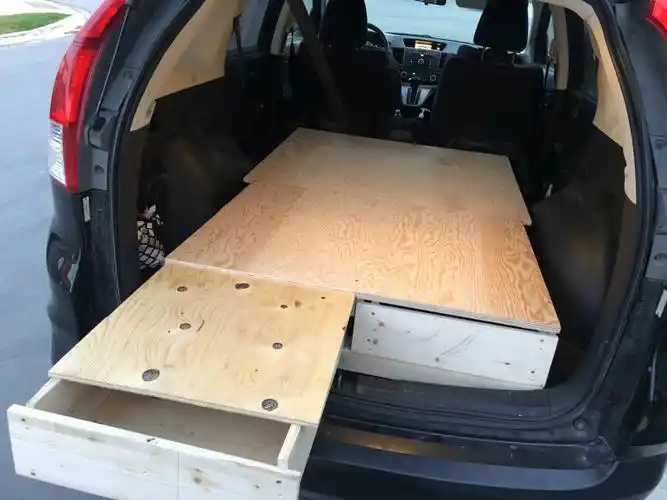 我老公用两天的时间给家里本田suv 安装了一个带抽屉的木床,为了以后