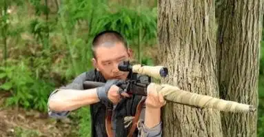 手撕鬼子就算了,嗑瓜子我忍了,但古装配黑丝,简直不要