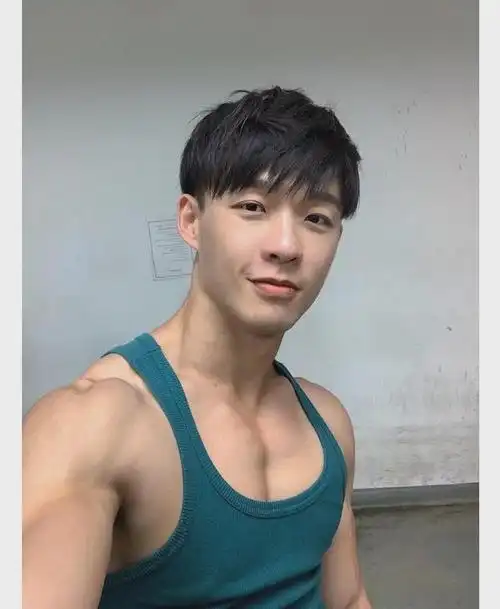 奶狗小哥肌肉写真走红这腹肌够我舔一年