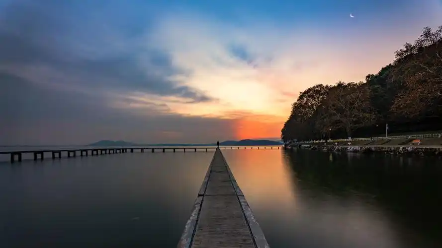 2021年的第一张日出破晓,武汉东湖凌波门