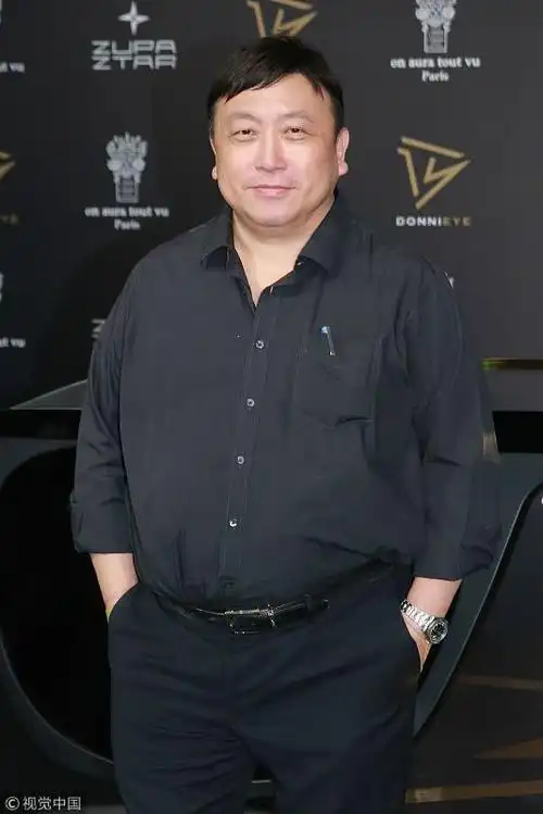 黄圣依香港比美关之琳徐子淇甄子丹与娇妻秀恩爱身高矮半头