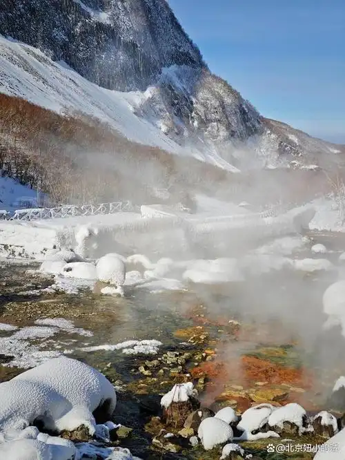 聚龙火山温泉,又被称作长白山第一道温泉,是一个著名观光点,也成为了