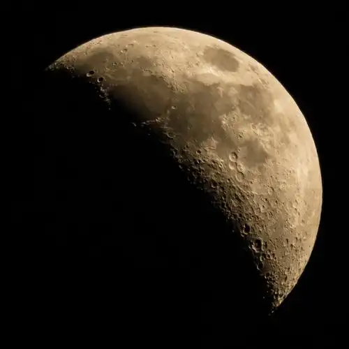 白色月亮底纹背景