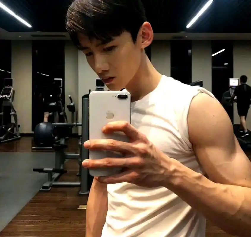 白敬亭真的真的不瘦,看看咱这肌肉,嘎嘎有劲嘎嘎壮!