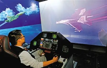 昨日,重庆国际会议展览中心,工作人员在模拟驾驶舱内体验驾驶歼15.