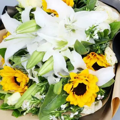 绽放的季节 - 5朵向日葵,2枝多头香水百合