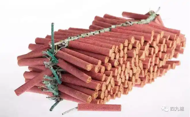 这是因为鞭炮是红色的,而二踢脚和麻雷子是用黄纸包裹的.