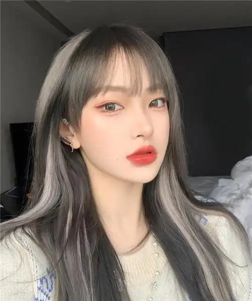 "黄头发"早就没人染了,2021年流行这几种发色,时髦显白又高级