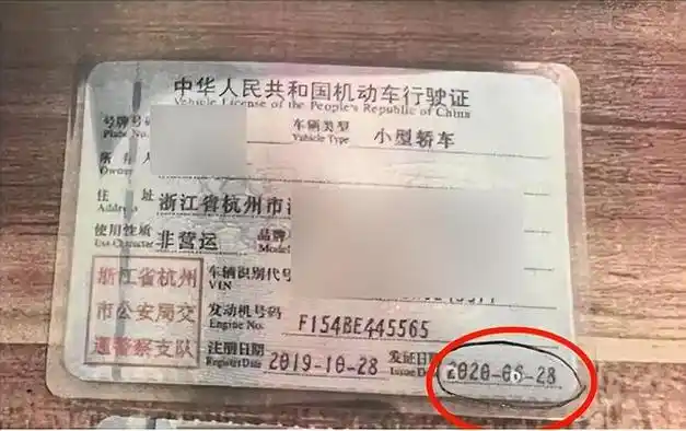 女子法拉利被撞,维修费超100万遭拒赔,保险公司:这是骗保|跑车|行驶证