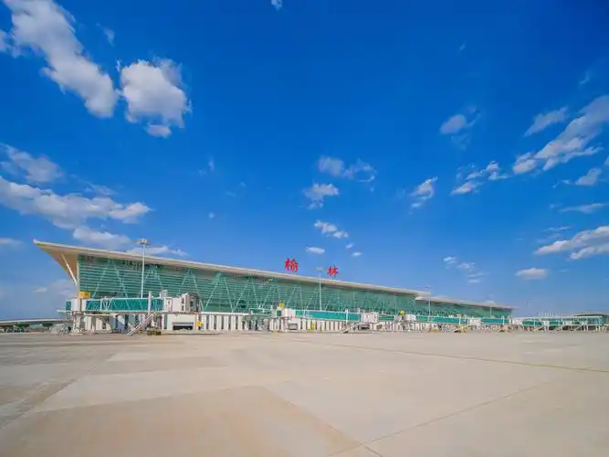 而榆林榆阳机场作为国内支线机场,是陕西省第二大航空港,位于榆林城