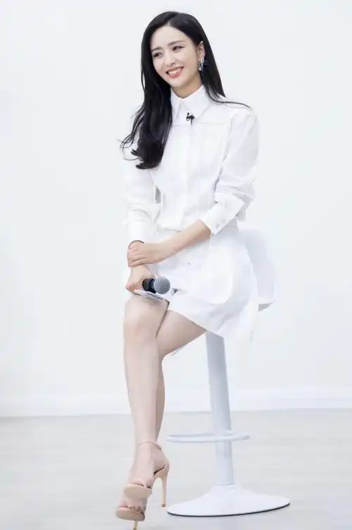 佟丽娅美腿大赏第一次见这么白的腿