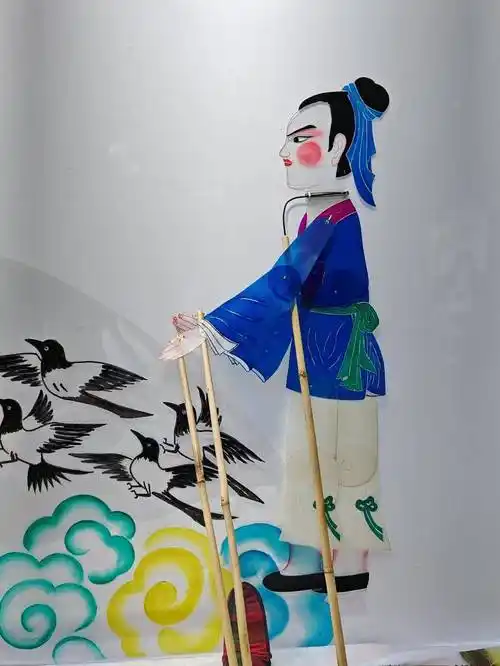 云梦陈红军皮影戏艺术团队,在活动现场上演了根据牛郎,织女故事改编的