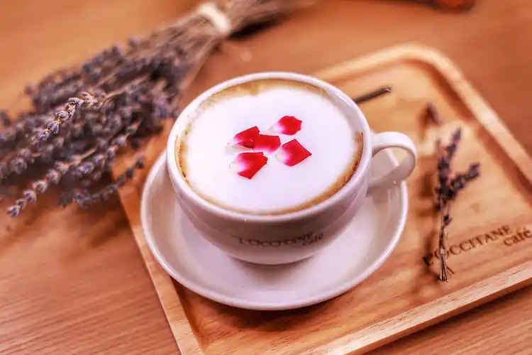 主推-晨曦玫瑰拿铁_欧舒丹_高清大图_图片下载_美通社 pr-newswire