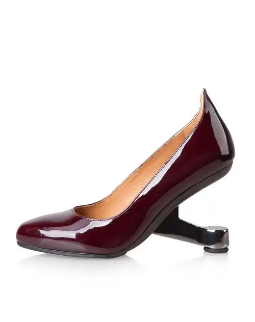 un 素面尖圆头金属异型跟单鞋