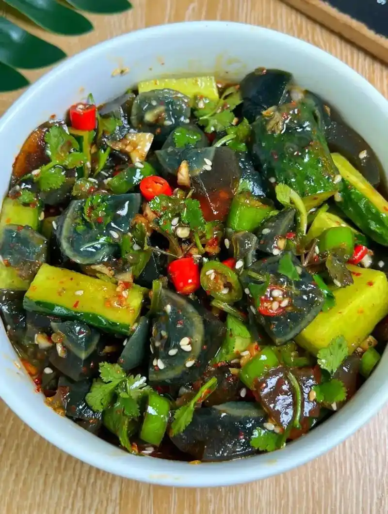 凉拌皮蛋.天热了,想着法的吃凉菜,以前皮蛋只是放个醋吃起来就 - 抖音