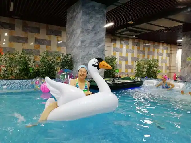 25我们四姐妹驱车来到了闻名遐迩的太白山汤峪温泉胜地,下榻万国国际