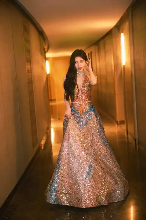 鞠婧祎东方风云榜鎏金长裙造型##鞠婧祎鎏金长裙红毯造型