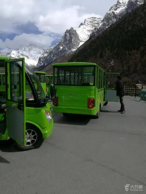 2018-04-09 亚丁景区徒步一段电平车3