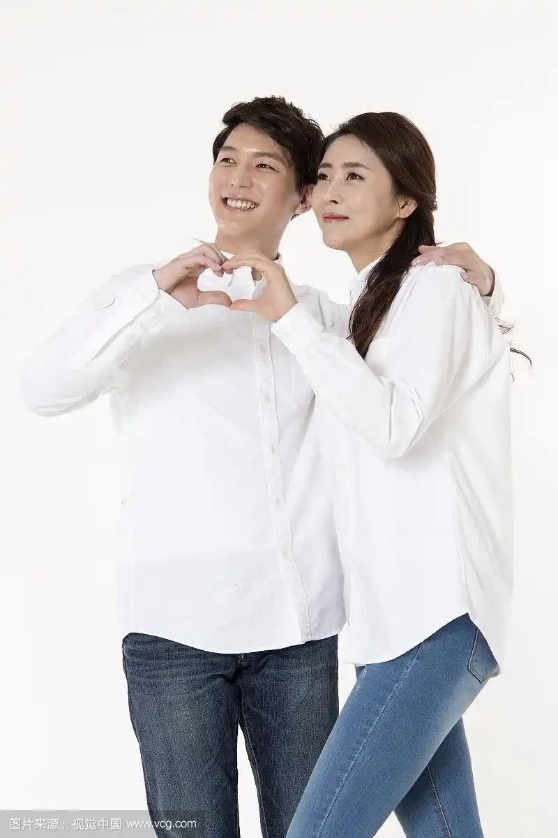 夫妻站着用手的姿势摄影