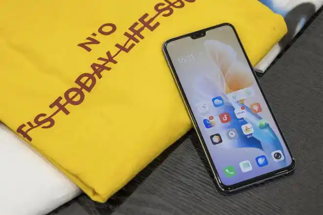 不仅拥有着新一代4400万像素af自动对焦摄像头 800万像素超广角镜头的