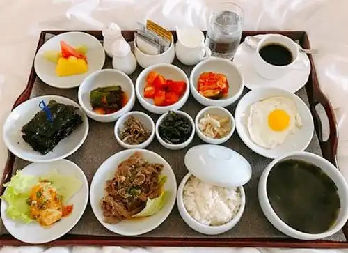 韩国人早餐都很豪华?看看韩国有钱人家的一顿早餐,网友:吃不下