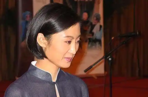 然而,在台下,她只是纯粹的"张火丁",不让戏中的人物渗透到日常生活中.