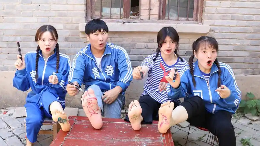 小伙伴们玩脚底画画游戏,超级搞笑的游戏,快和小朋友一起玩吧!