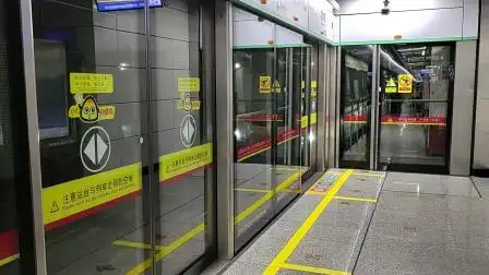 广州地铁9号线列车进站(蔡卫阳拍摄)