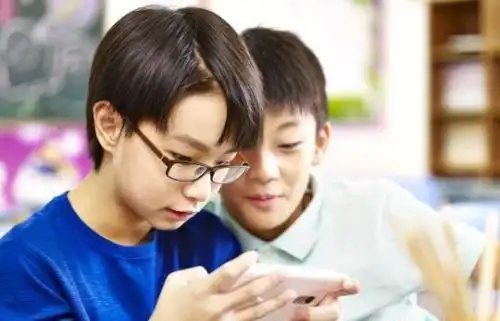 青少年近视率居高不下 "小眼镜"隐忧何以破除?