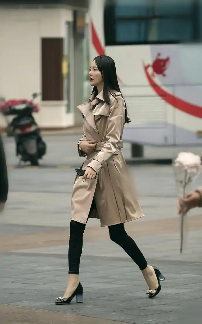 美女街拍:气质女人的冬日穿搭,穿出时尚彰显品位