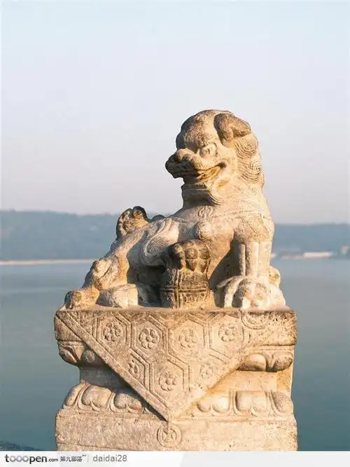 颐和园昆明湖十七孔桥-黄色的石狮