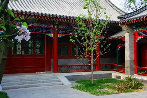 北京四合院的形式和建筑风格,既有北方民居的特色,又有南方民居的优点