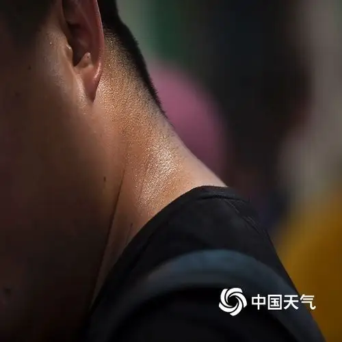 北京高温闷热天气持续 民众汗流浃背忙降温