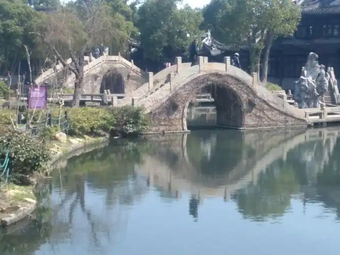 上海韩湘水博园内的圆拱桥.