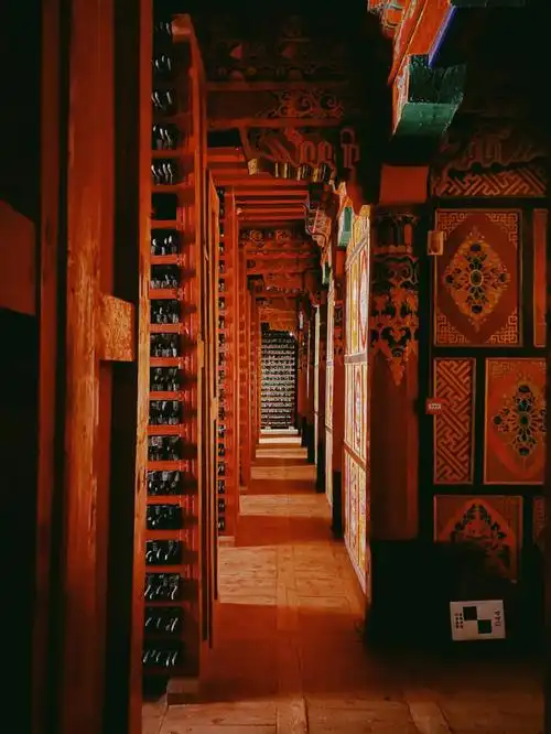 雪山下的文化宝库德格印经院