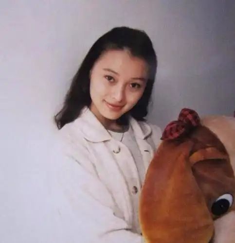 吴越年轻时候的照片,了解一下刚出道的吴越,清秀可人,一双大眼睛灵动