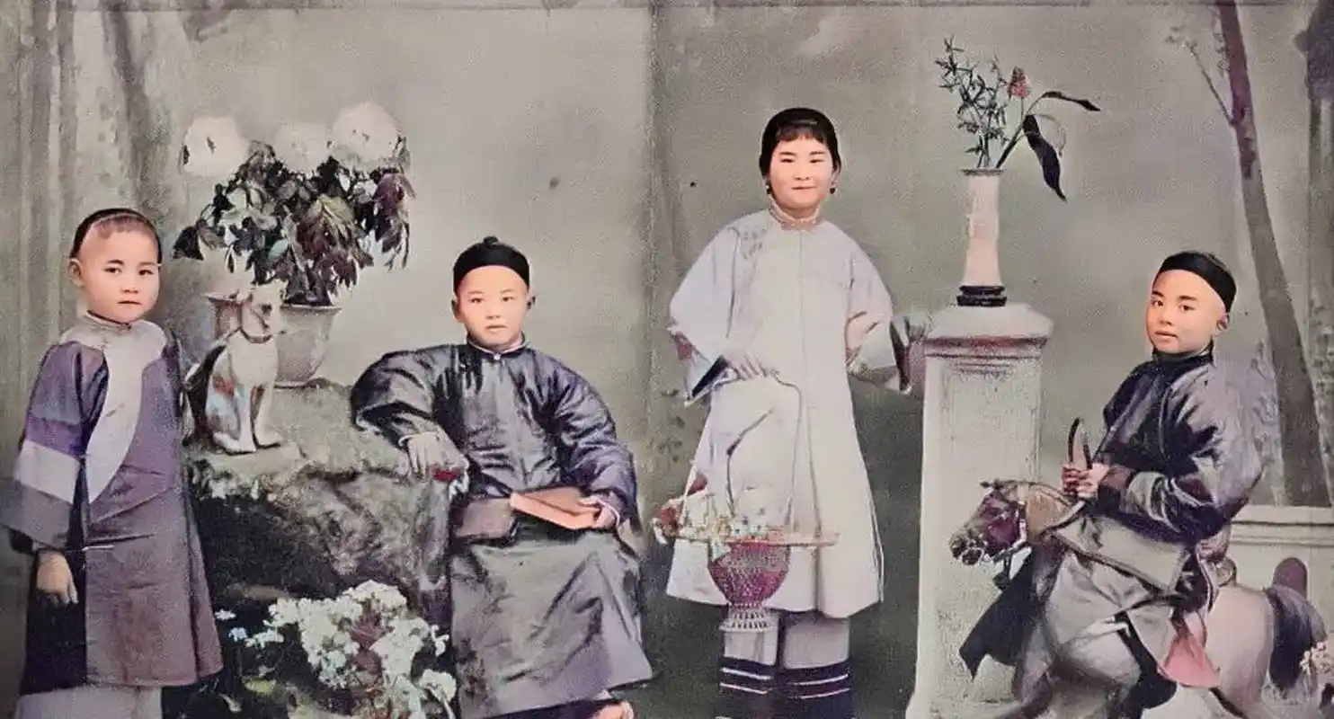 几位民国时期富裕家庭孩子的合影.