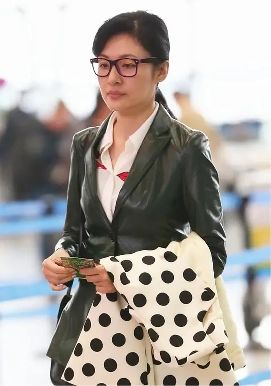 51岁周涛机场素颜照曝光,穿花衬衫跟老奶奶无异却越看越舒服