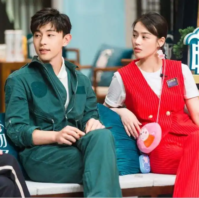 原创邓伦新剧热播与马思纯互动频繁打情骂俏的样子像情侣