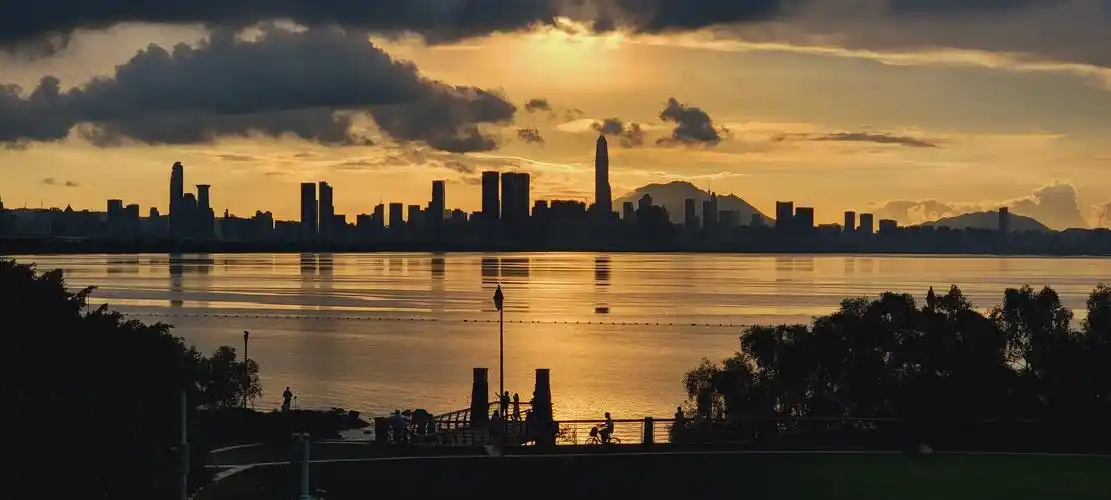 美图来了在深圳湾看超级月亮后的那轮朝阳